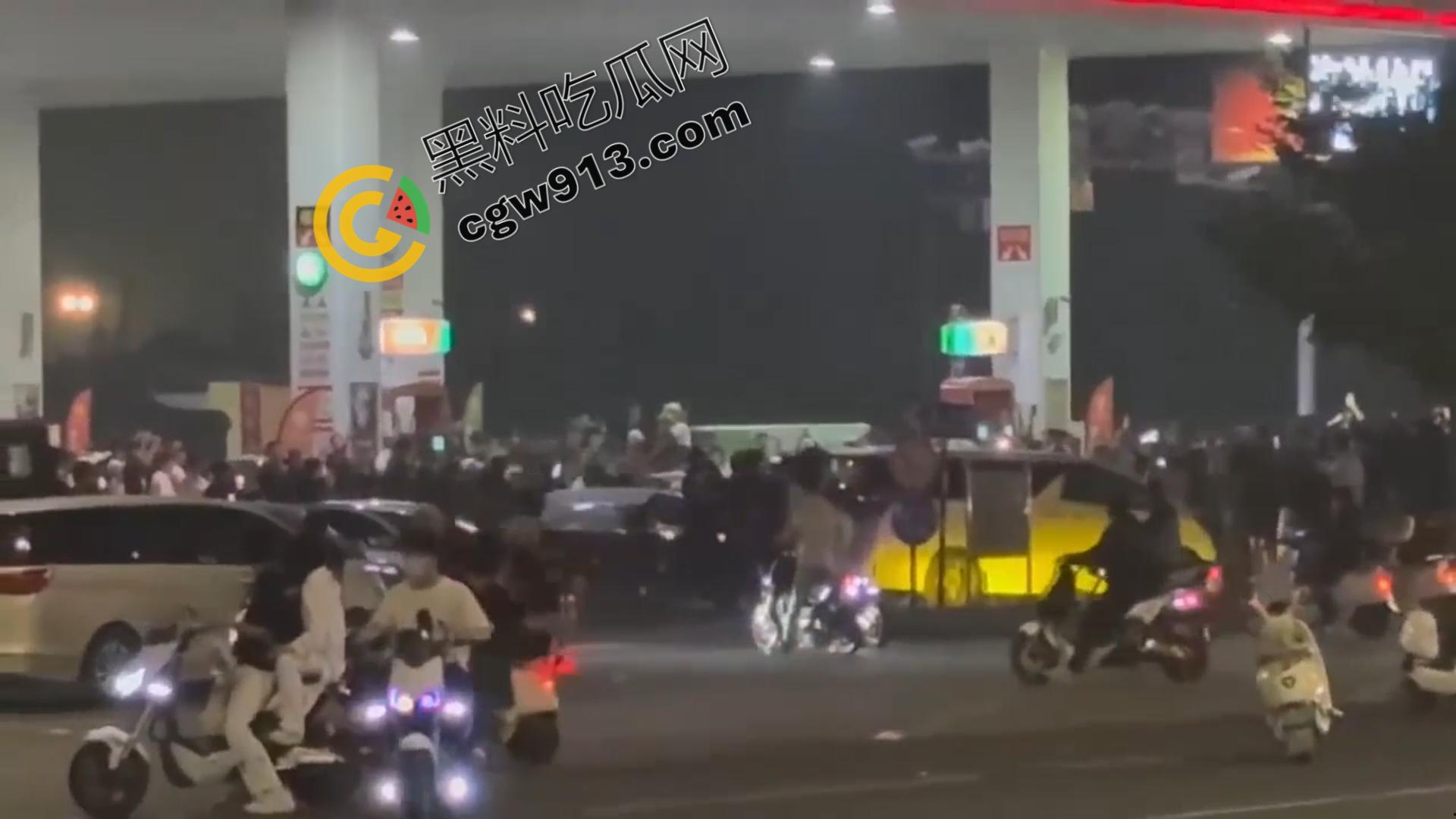 山东加油站恶性斗殴事件：精神小伙疯狂打砸，场面震撼堪比电影情节-3