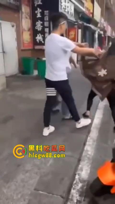 柳州精神小妹在线变刀妹，吵个架掏刀就捅，气势嚣张两刀下去直接教做人！你狂？刀妹更狂！-11