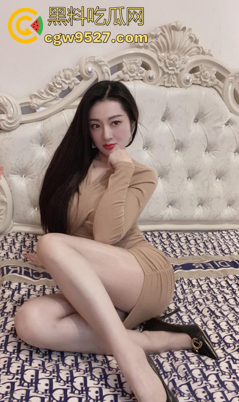 同城完美身材尤物人妻，身材高挑巨乳肥臀，美腿修长极致诱人，背着老公穿各式丝袜自拍勾引，太诱惑了！-6