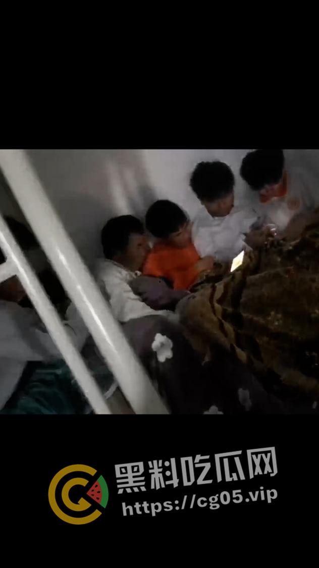 广西初中生宿舍全员老色鬼！集体看片打飞机  竟然还有人打飞机打睡着了  不愧是广西老表-7