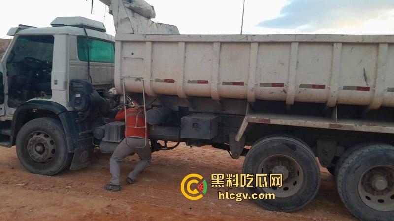 太惨了！因操作不当 巴西倒霉男子脑袋被挤爆  血腥现场视频曝光 胆小慎入-1