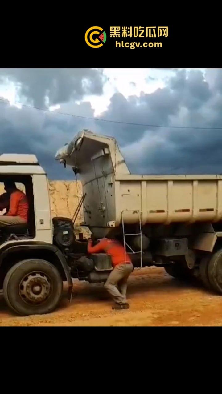 太惨了！因操作不当 巴西倒霉男子脑袋被挤爆  血腥现场视频曝光 胆小慎入-6