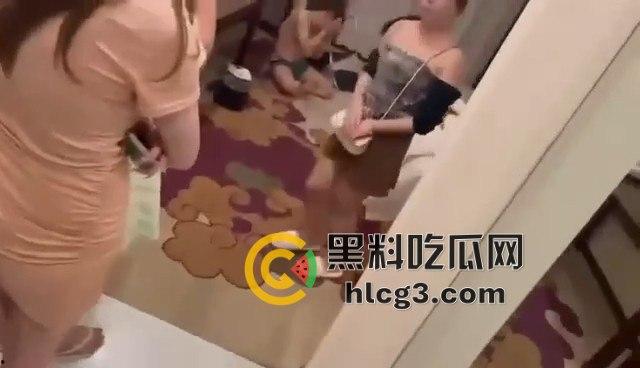 酒店门口堵门抓奸！气愤难忍，还带摄像团队拍下这对狗男女，记录‘被绿’的全程！-4