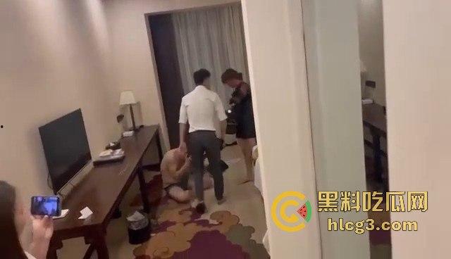 酒店门口堵门抓奸！气愤难忍，还带摄像团队拍下这对狗男女，记录‘被绿’的全程！-5