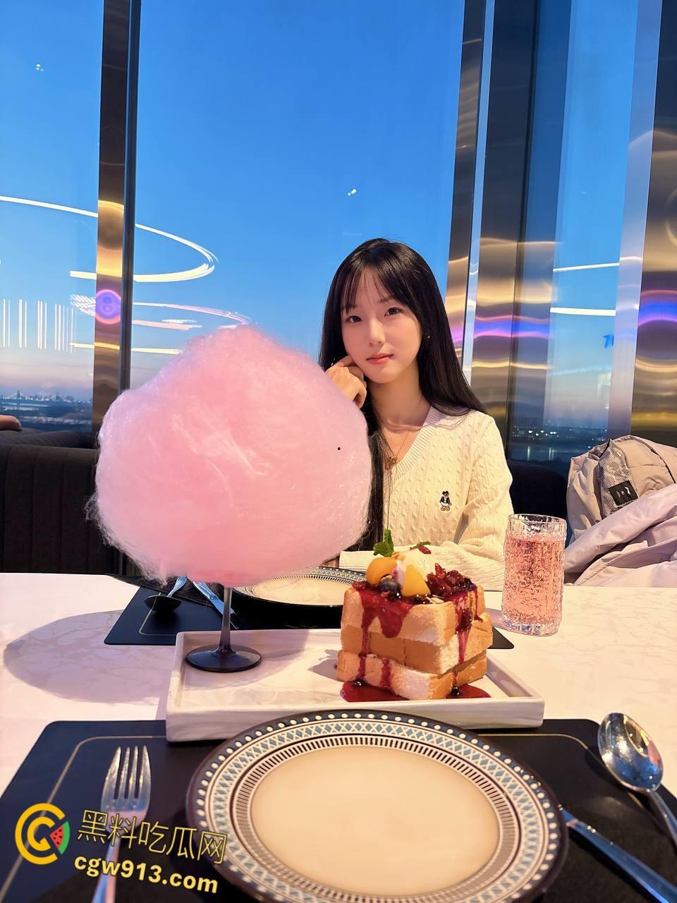 约炮极品嫩妹【朱雅】，背着男友夜店偷情寻欢，穿上情趣黑丝饥渴跪地求肉棒，颜射吞精精液覆盖全脸 !-1