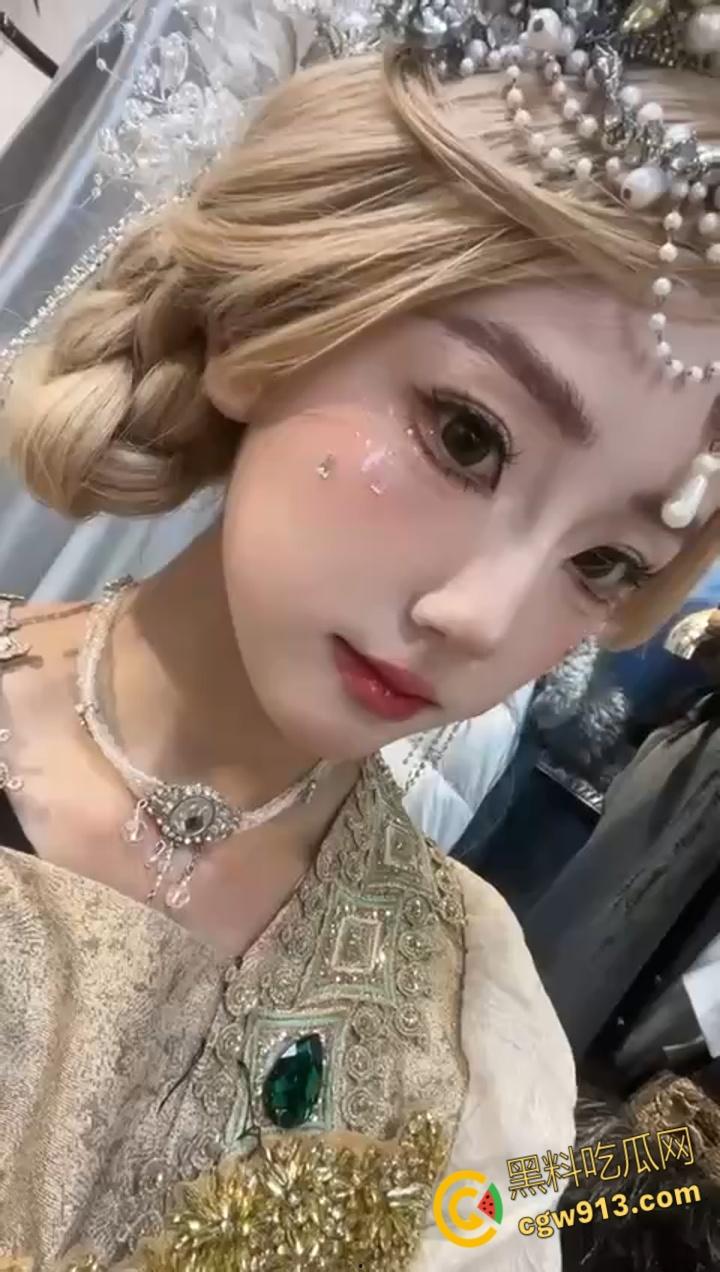 约炮极品嫩妹【朱雅】，背着男友夜店偷情寻欢，穿上情趣黑丝饥渴跪地求肉棒，颜射吞精精液覆盖全脸 !-3