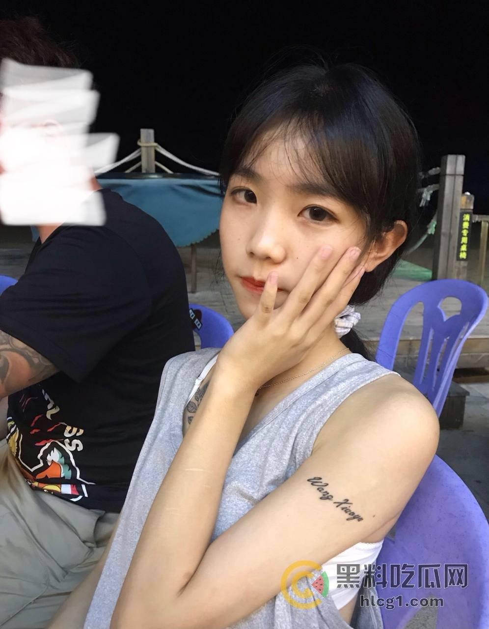 2002年小嫩妹自拍裸照泄露，白嫩光滑的完美身材引发围观！-2