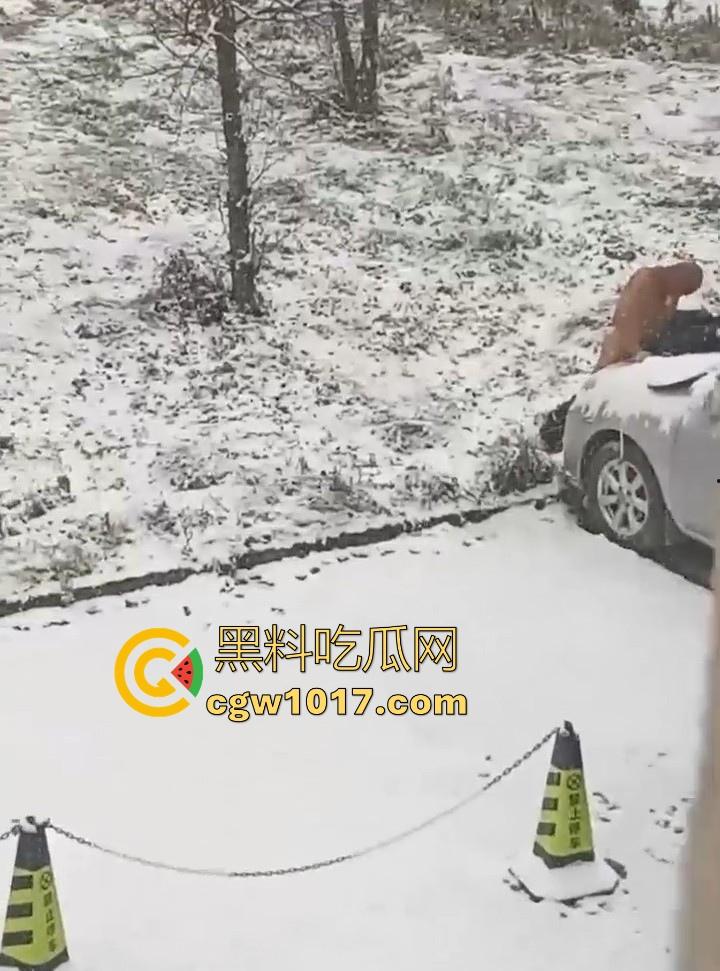 天寒地冻，大雪纷飞脱光户外开操引擎盖？冰雪热欲碰撞，性压抑爆棚狠人狂怼引擎盖，只能说是狠人！-4