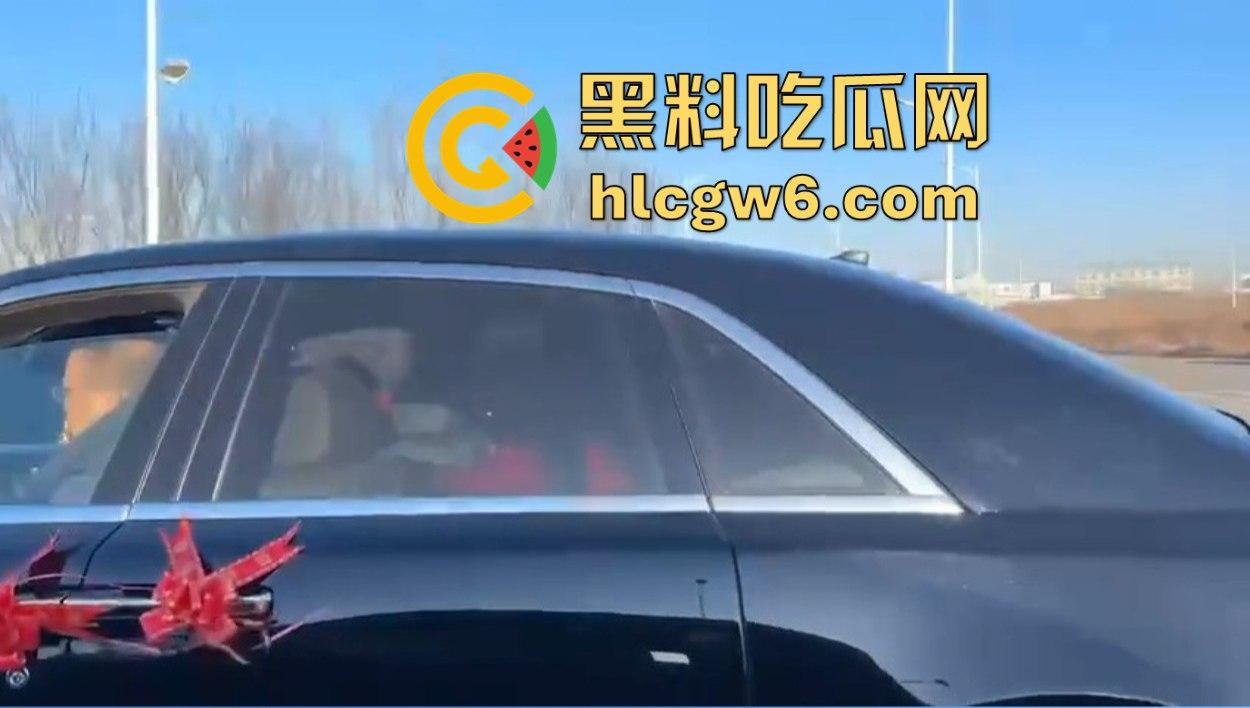 东北婚礼场面社死，前女友举标语爆料：腰是我掰的，肾是我累的，祝新娘接盘愉快！-2