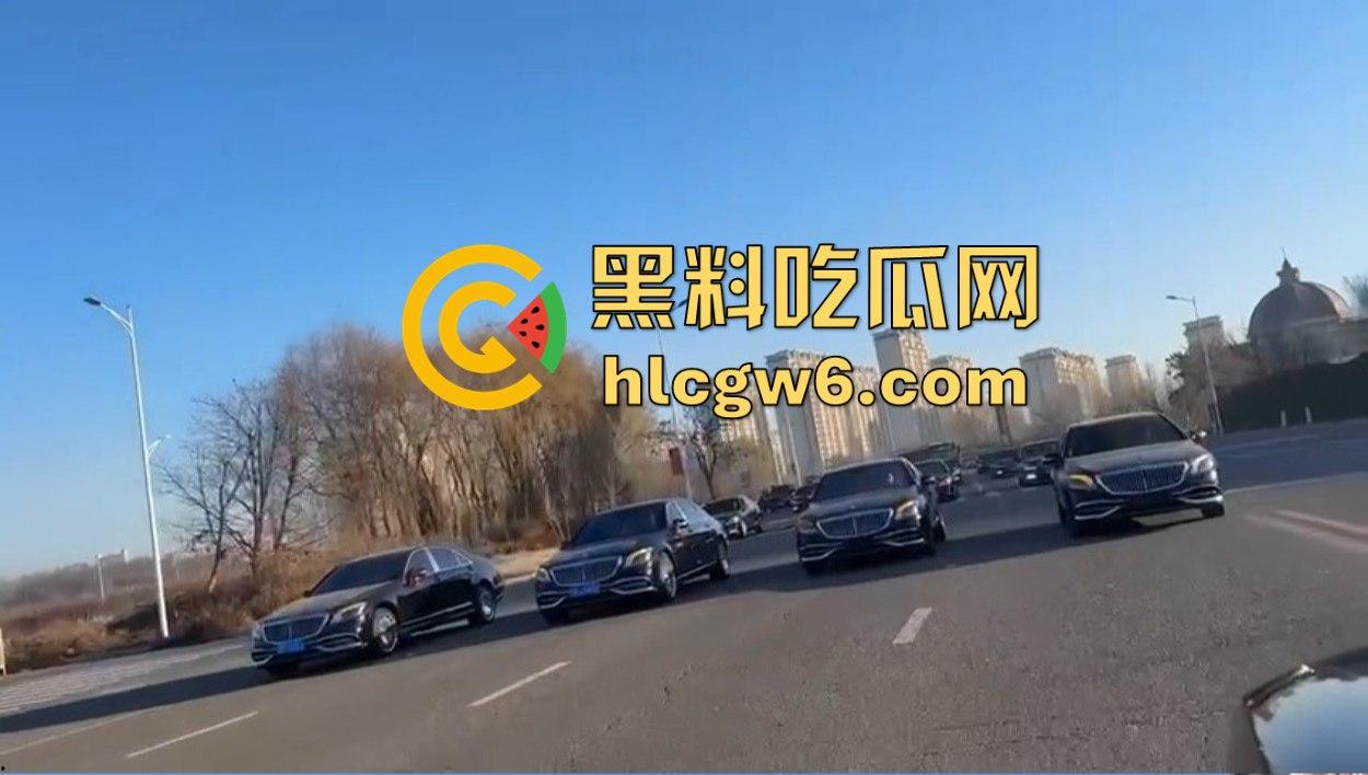 东北婚礼场面社死，前女友举标语爆料：腰是我掰的，肾是我累的，祝新娘接盘愉快！-3