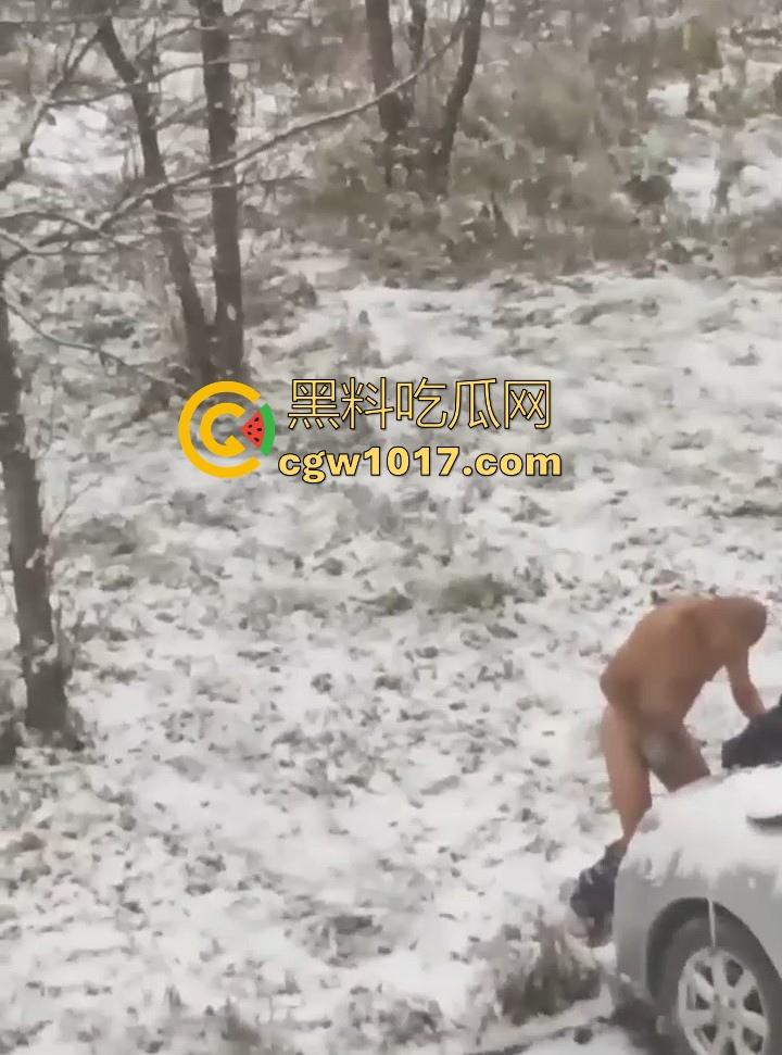 天寒地冻，大雪纷飞脱光户外开操引擎盖？冰雪热欲碰撞，性压抑爆棚狠人狂怼引擎盖，只能说是狠人！-8