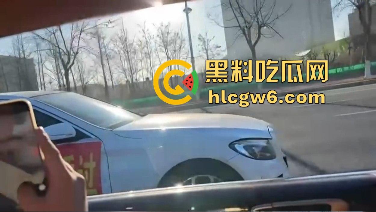 东北婚礼场面社死，前女友举标语爆料：腰是我掰的，肾是我累的，祝新娘接盘愉快！-5