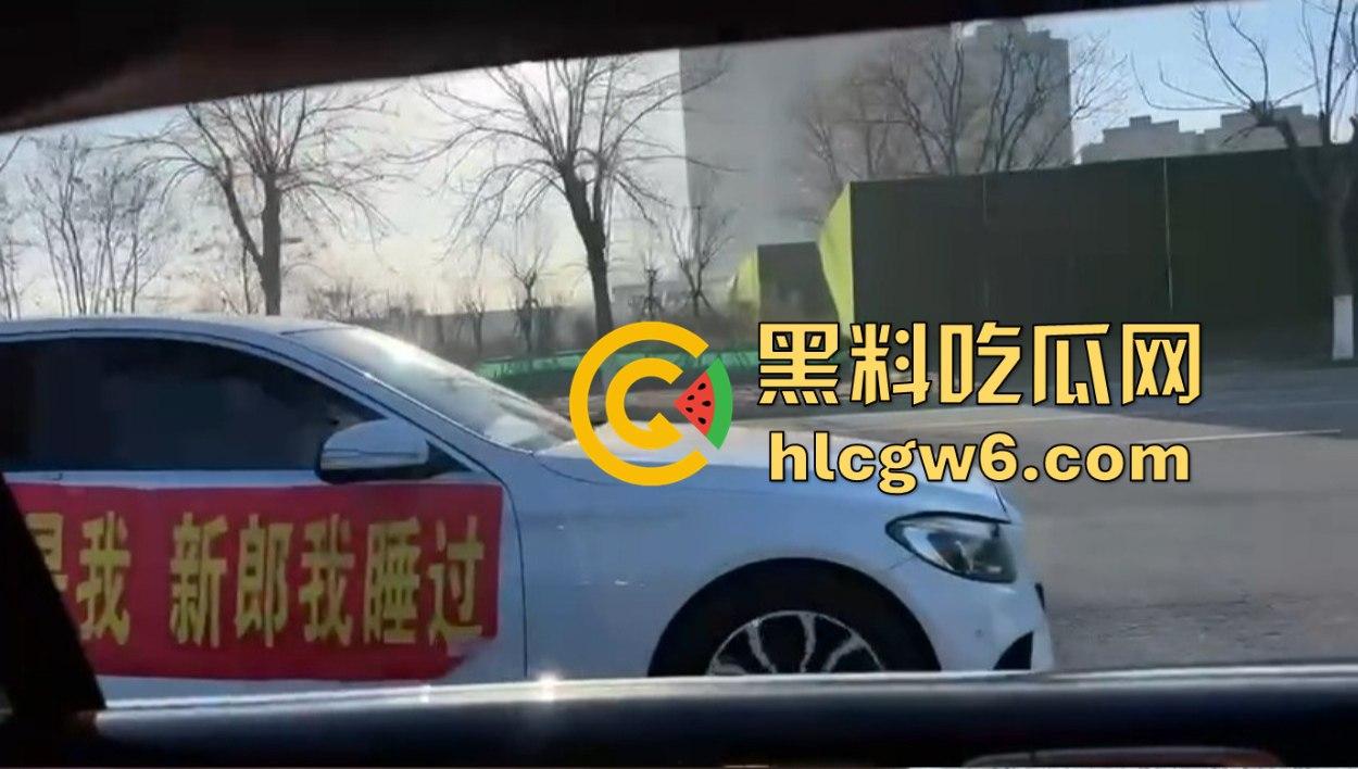 东北婚礼场面社死，前女友举标语爆料：腰是我掰的，肾是我累的，祝新娘接盘愉快！-11